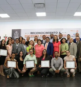 La LX Legislatura, a través de la Presidenta de la Comisión de Educación y Cultura, Diputada Ana Paola López, reconoció a Docentes Extraordinarios del Estado de Querétaro